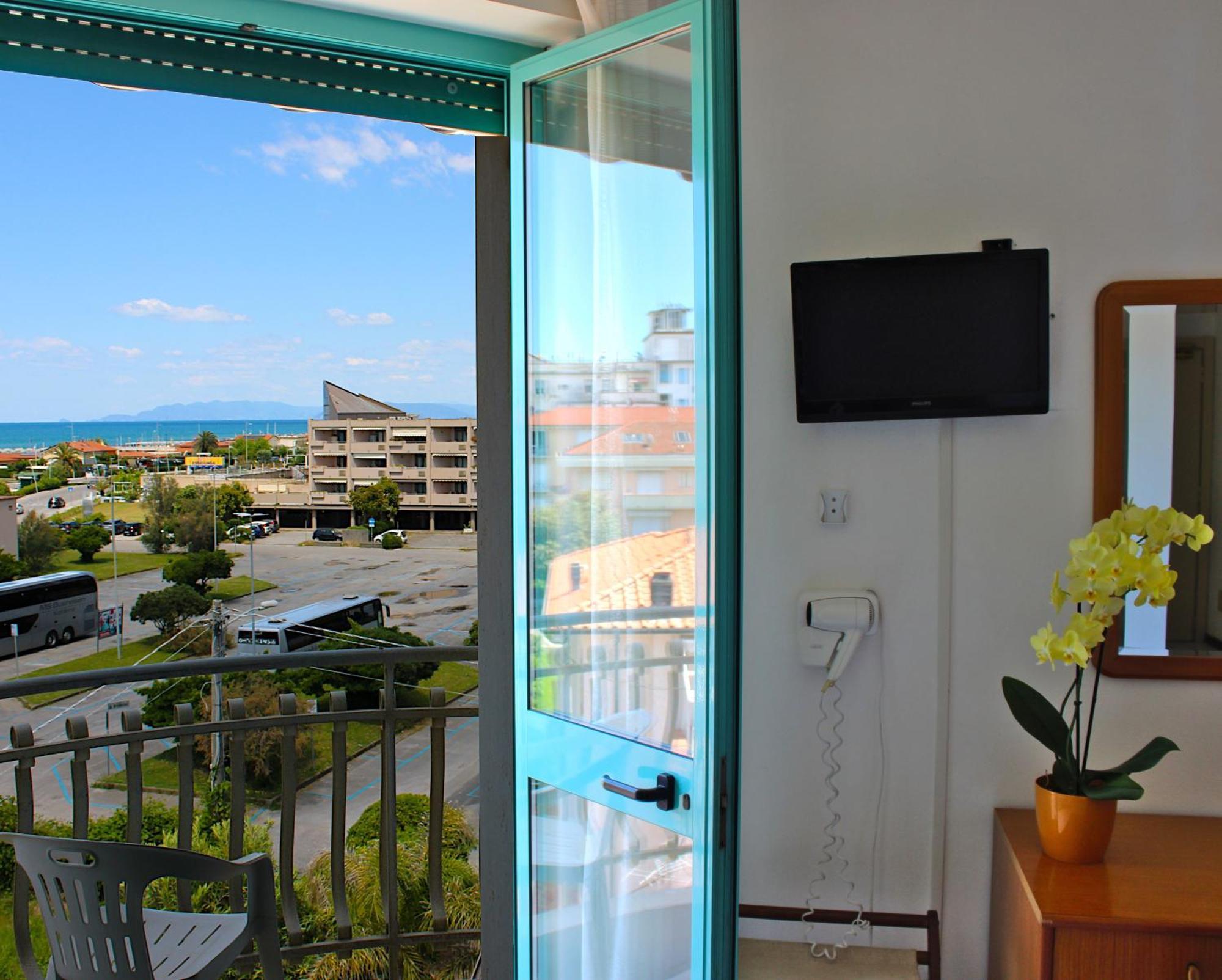 Hotel Puccinelli Camaiore Bagian luar foto